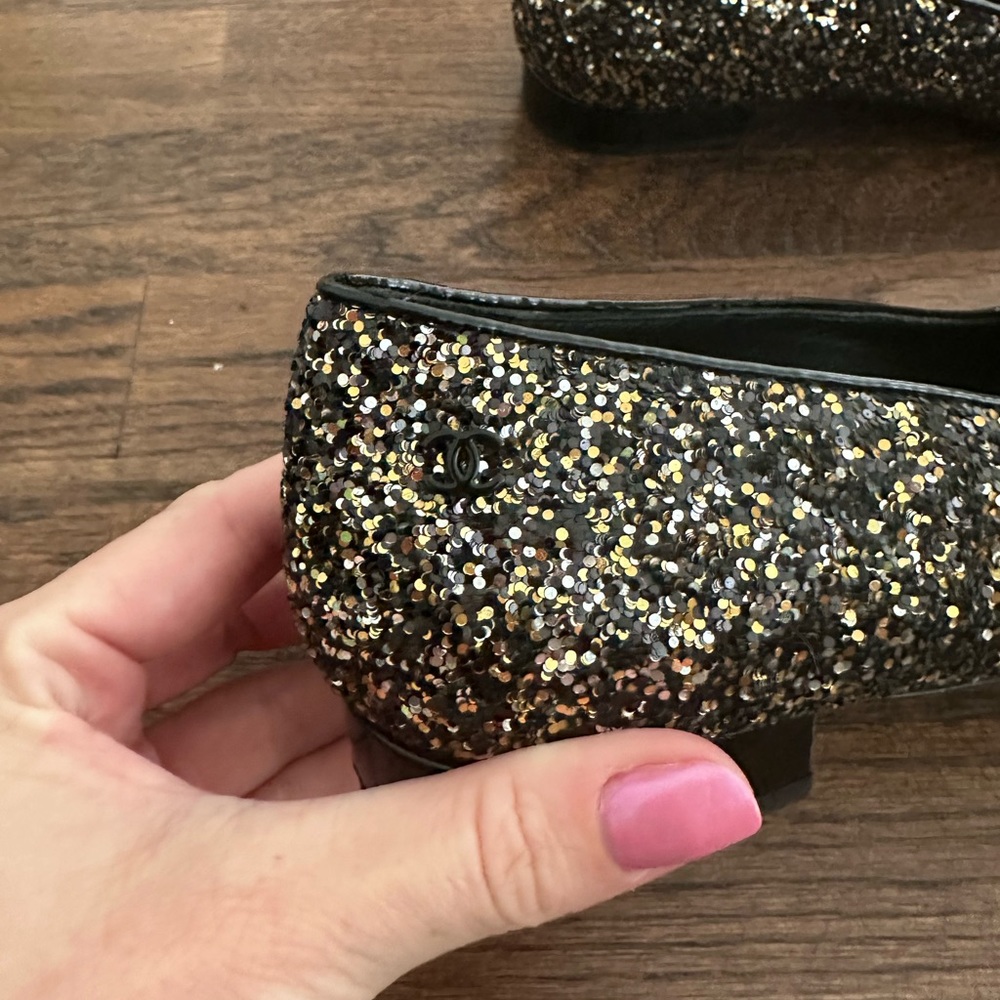 Chanel - Black and Gold Patent Flat - Picture 3 of 5